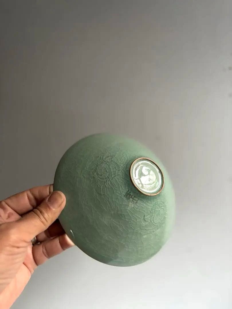 885 未使用 青磁象嵌雲鶴紋平茶碗 人間文化財 陶芸家 柳海剛作 韓国 茶道