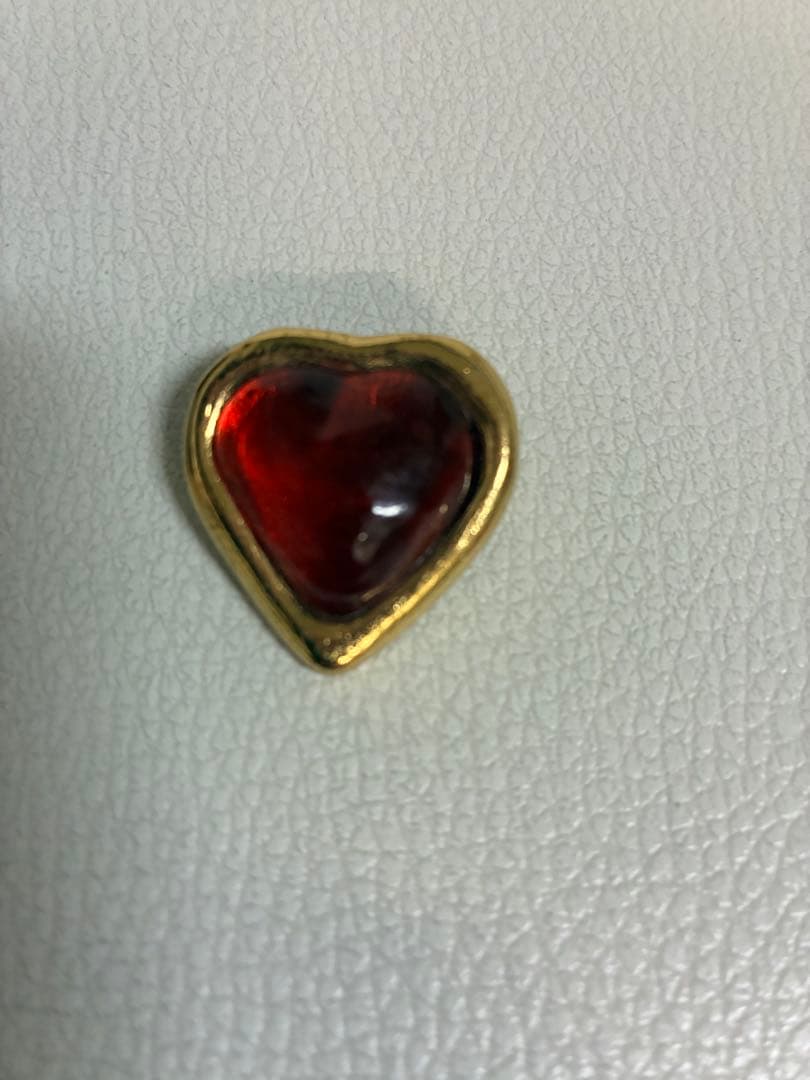 a*e様 イブサンローラン　ハート型 赤色 ブローチ