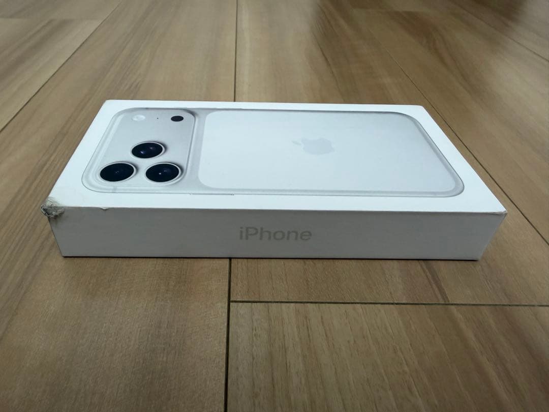 【未開封だが箱に汚れ】iPhone17 pro max 256G 本体　シルバー