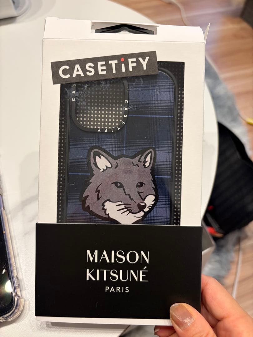 iPhone17限定ver. メゾンキツネCASETiFYのケース(グリップ付き
