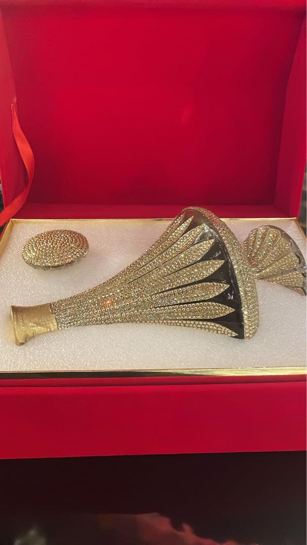 装飾的な金属製ブランデー瓶