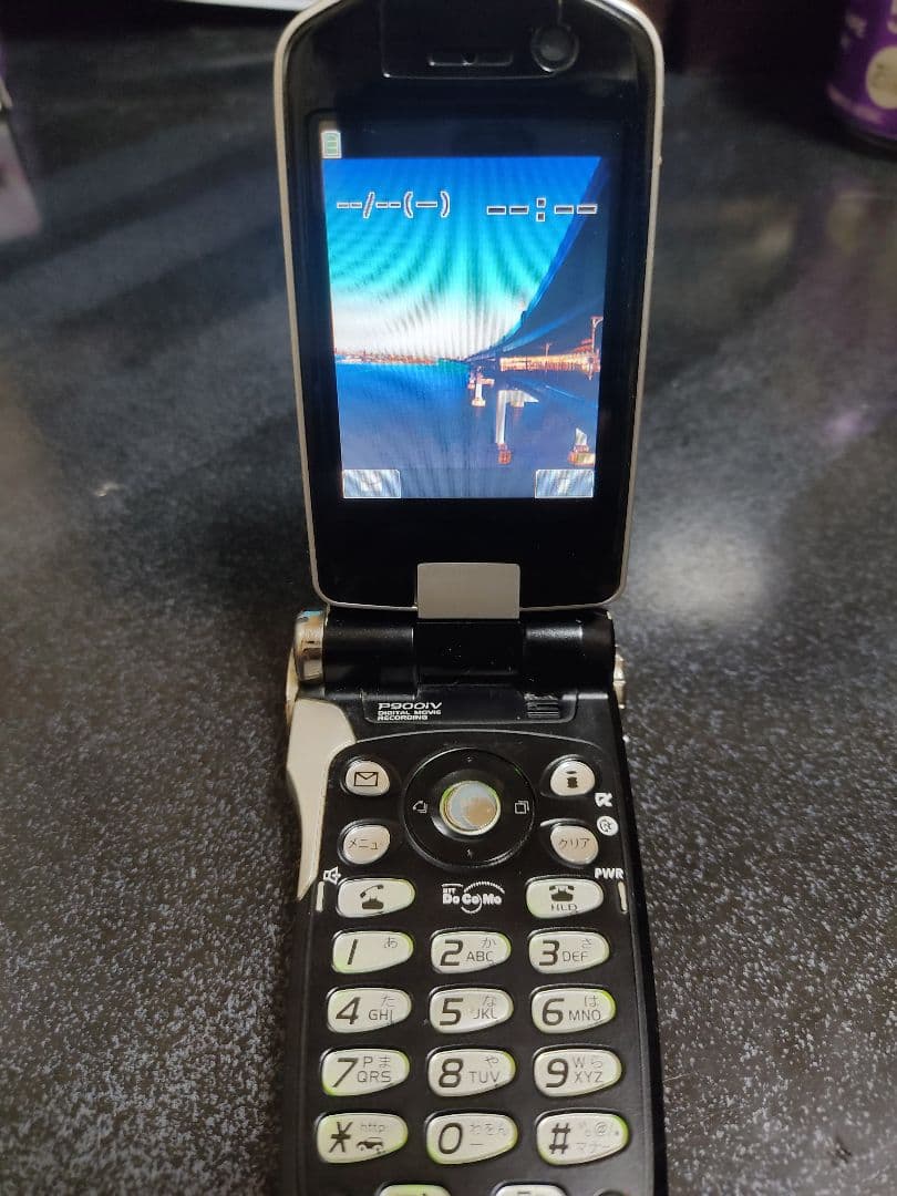 P900iv クラウドブラック(充電器、SH906itv付き)