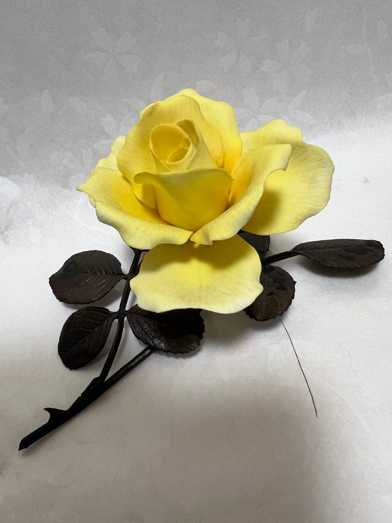 金属製の茎と葉を持つ黄色いバラで作品は装飾品としてだけでなく芸術作品2本セット