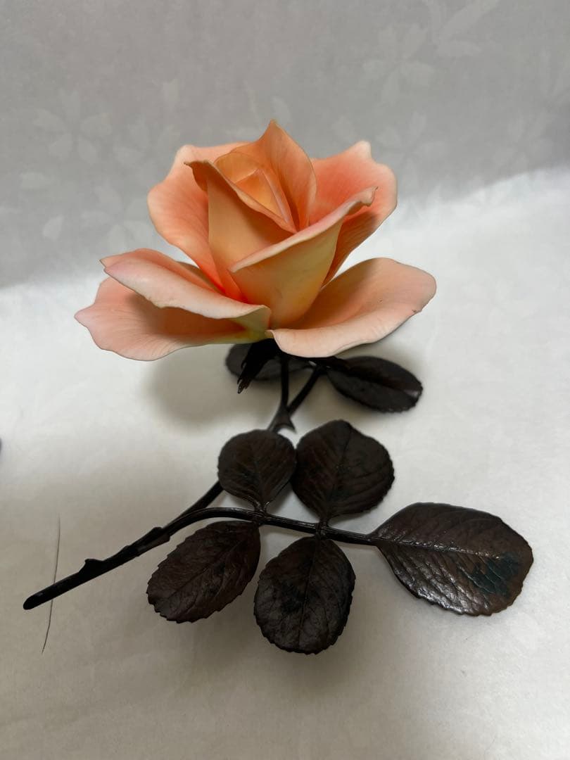 金属製の茎と葉を持つ黄色いバラで作品は装飾品としてだけでなく芸術作品2本セット