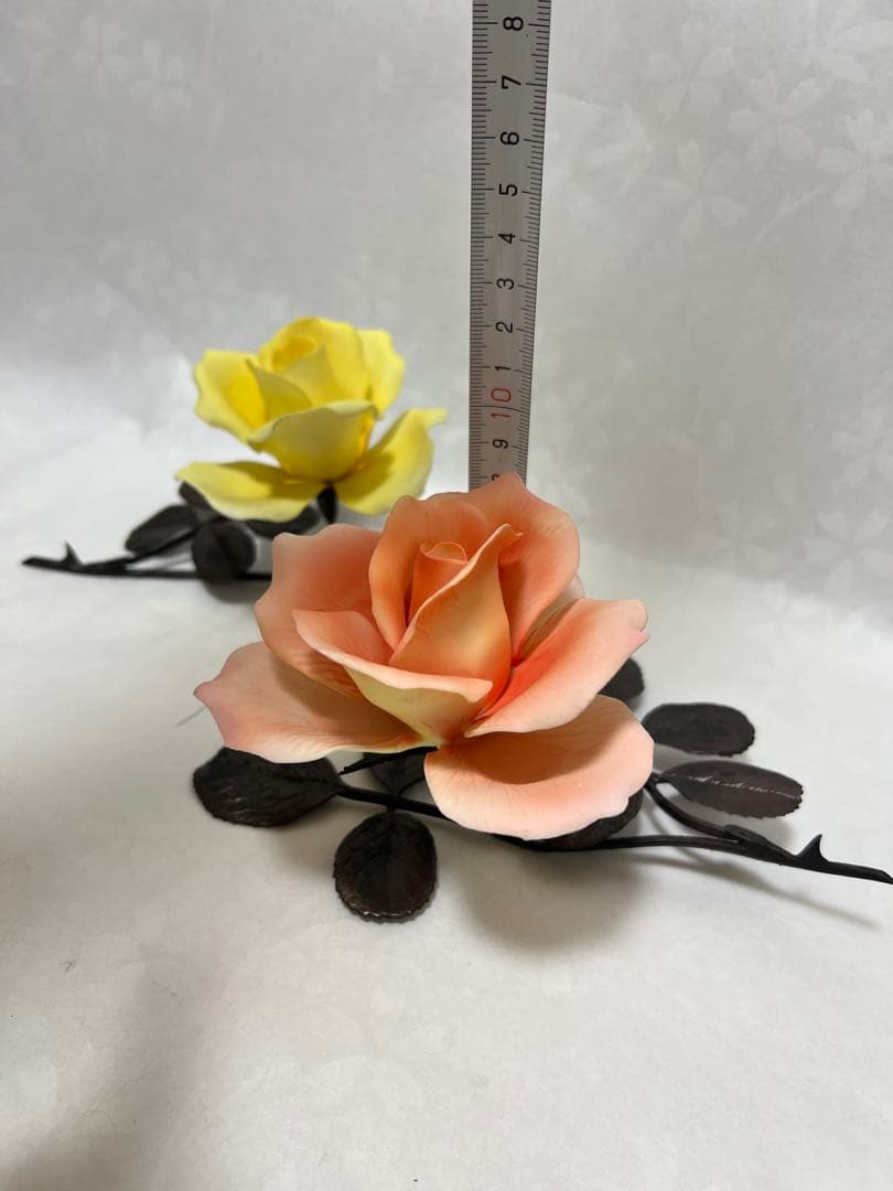 金属製の茎と葉を持つ黄色いバラで作品は装飾品としてだけでなく芸術作品2本セット