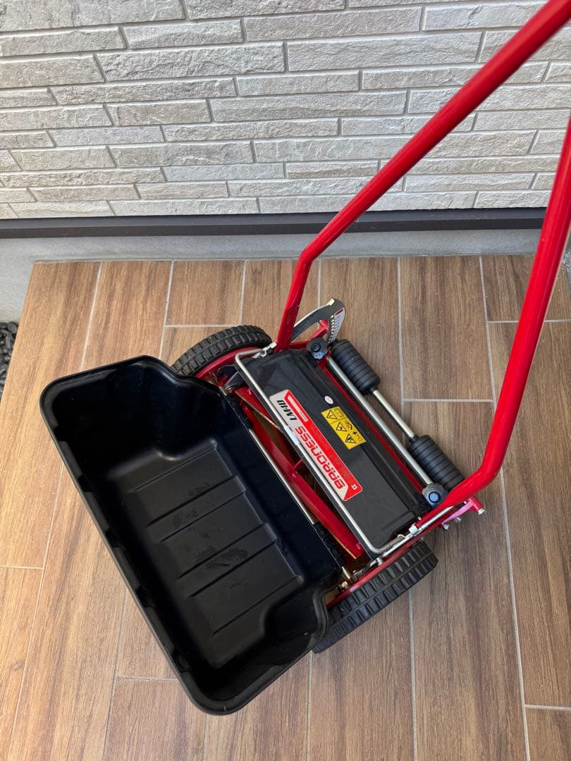 バロネス手動式芝刈り機　LM4D