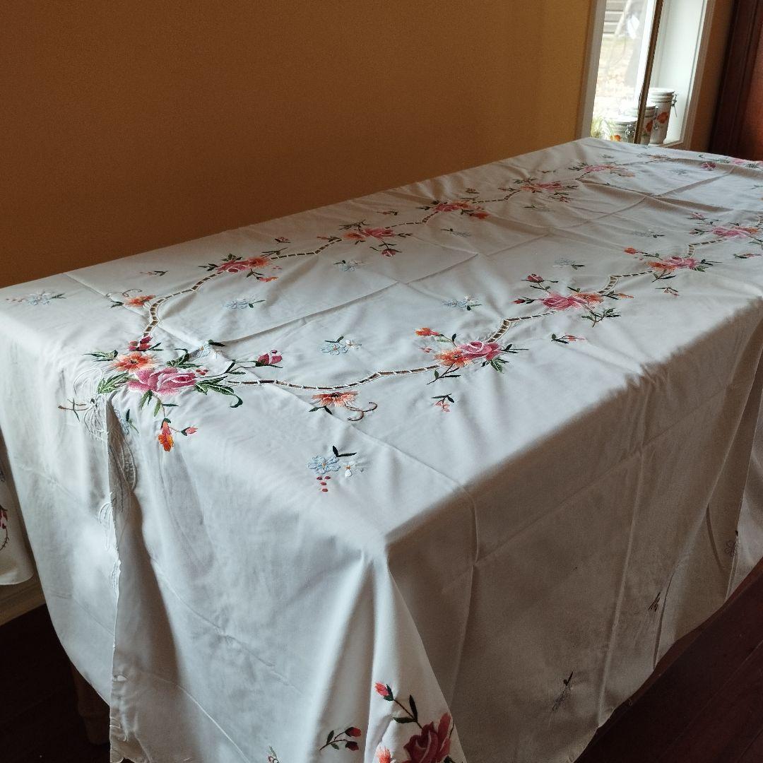 イギリスヴィンテージ　薔薇のモチーフ手刺繍　オーバル　大判　テーブルクロス