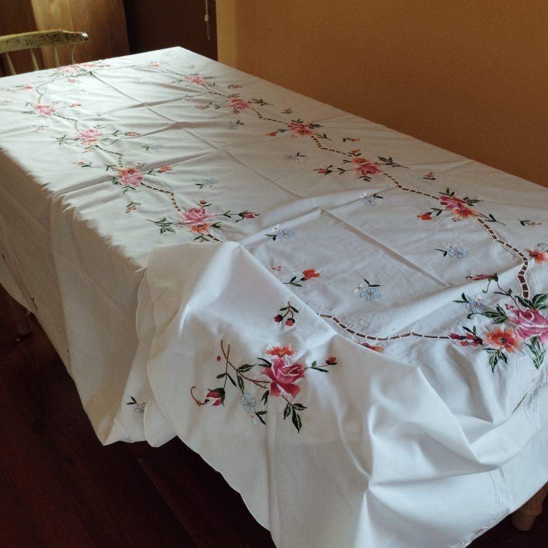 イギリスヴィンテージ　薔薇のモチーフ手刺繍　オーバル　大判　テーブルクロス