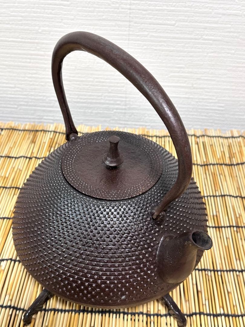 供箱、付属品付　岩手県奥州水沢幸工芸現代の名工 佐藤勝久造宝重霰２ℓ 南部鉄瓶