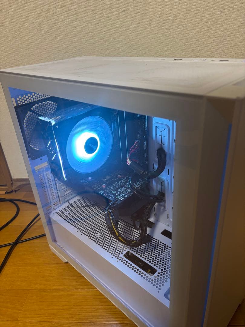 いい感じに光る！自作ゲーミングPC中古です！新品SSDでサクサク！