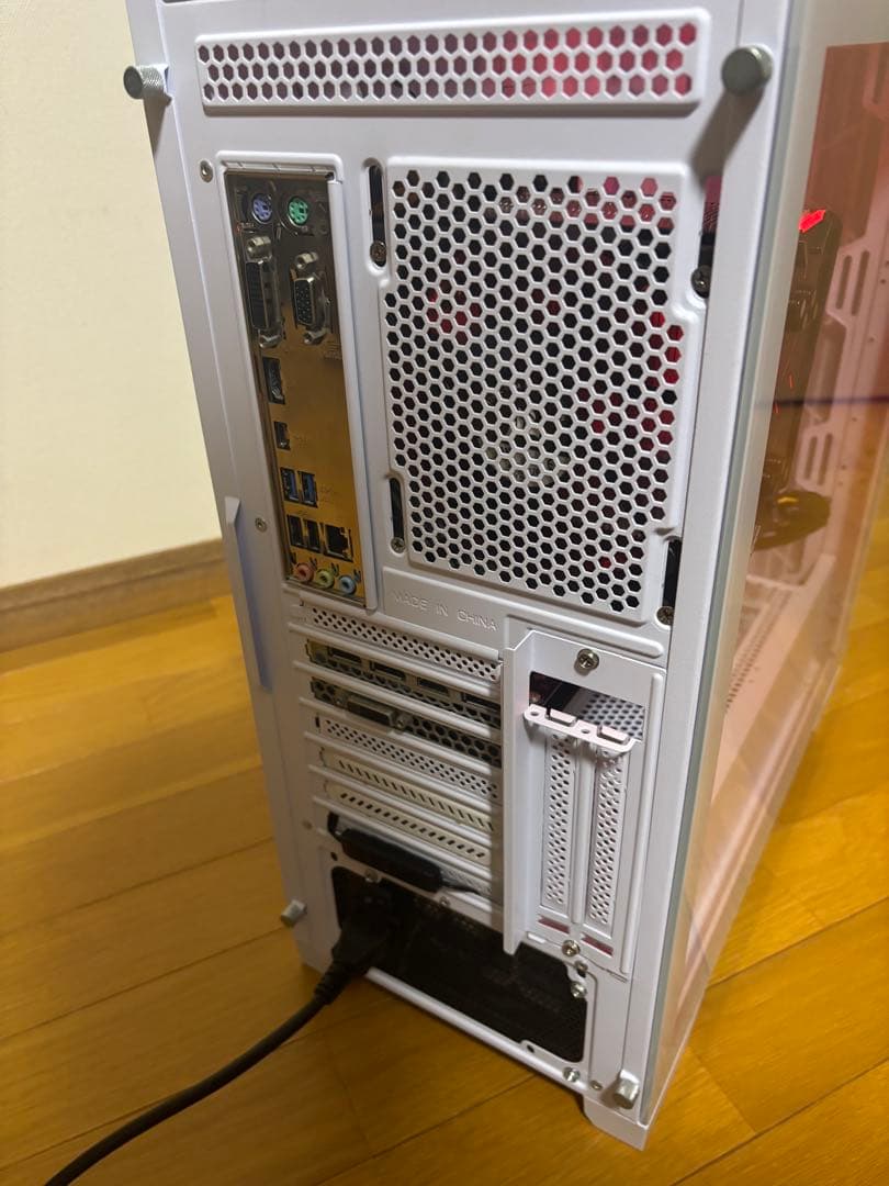 いい感じに光る！自作ゲーミングPC中古です！新品SSDでサクサク！