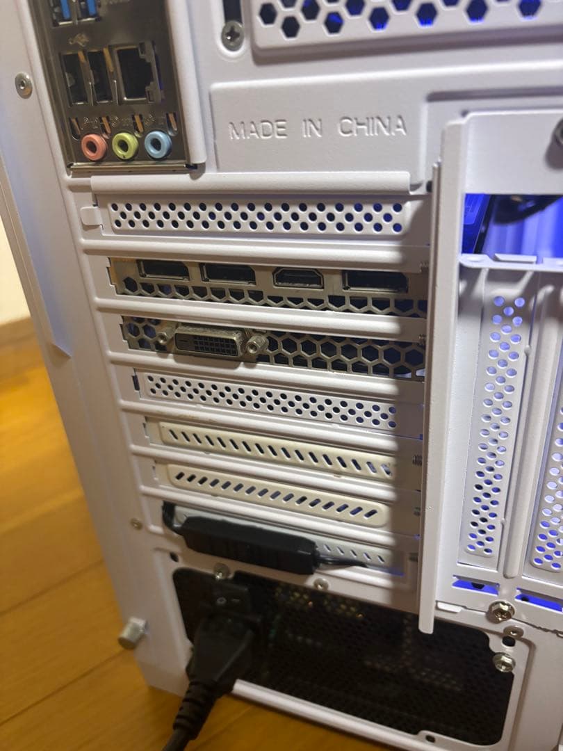 いい感じに光る！自作ゲーミングPC中古です！新品SSDでサクサク！