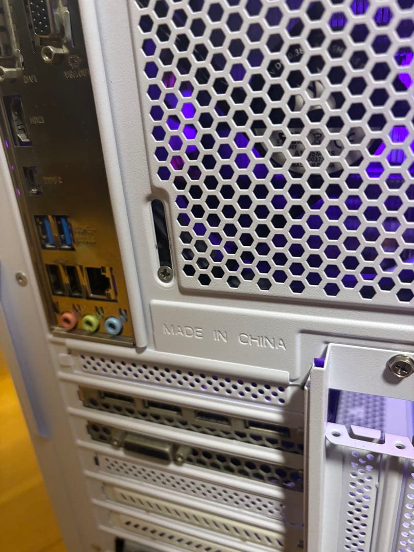 いい感じに光る！自作ゲーミングPC中古です！新品SSDでサクサク！