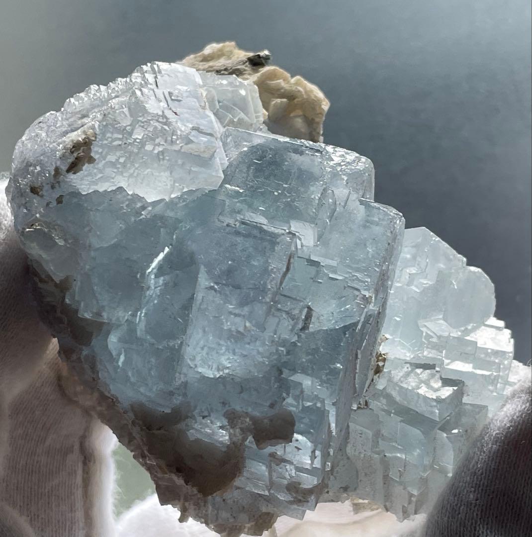 フローライト　原石　巨大結晶　美しいスカイブルー　アクアマリンカラー　虹　蛍石