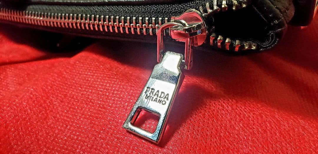 PRADA　プラダ ビジネスバッグ　A4収納 　三角ロゴ　レザー製　美品♪
