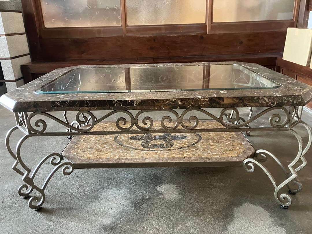 マクタンストーン ガラストップテーブル 百合の紋章