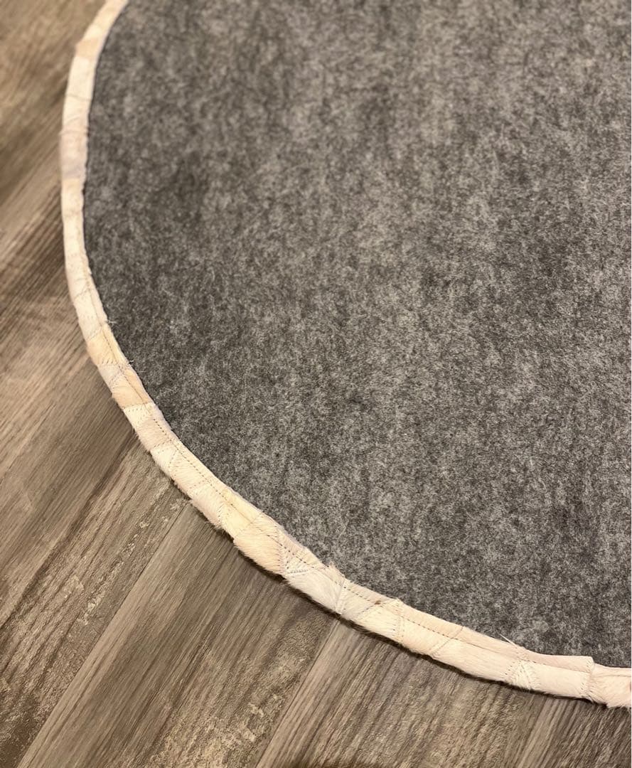 牛革のレザーラウンドラグ　オフホワイト