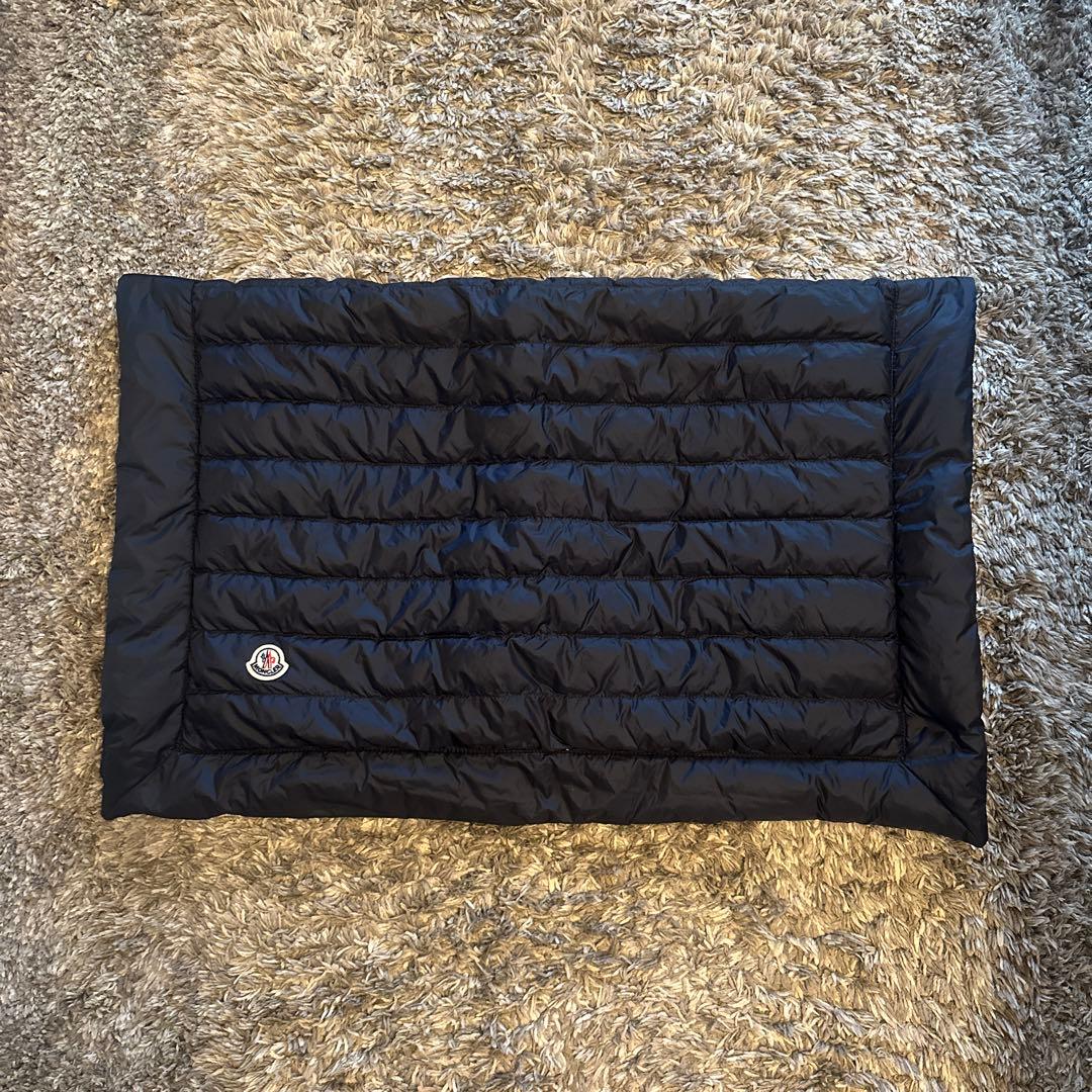 モンクレール ブランケット　ネイビー　23AW ワッペン　ダウン　膝掛け