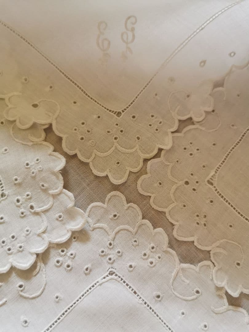 アンティークフランス 細やかなアイレット&スカラップ&花文字刺繍 リネンハンカチ