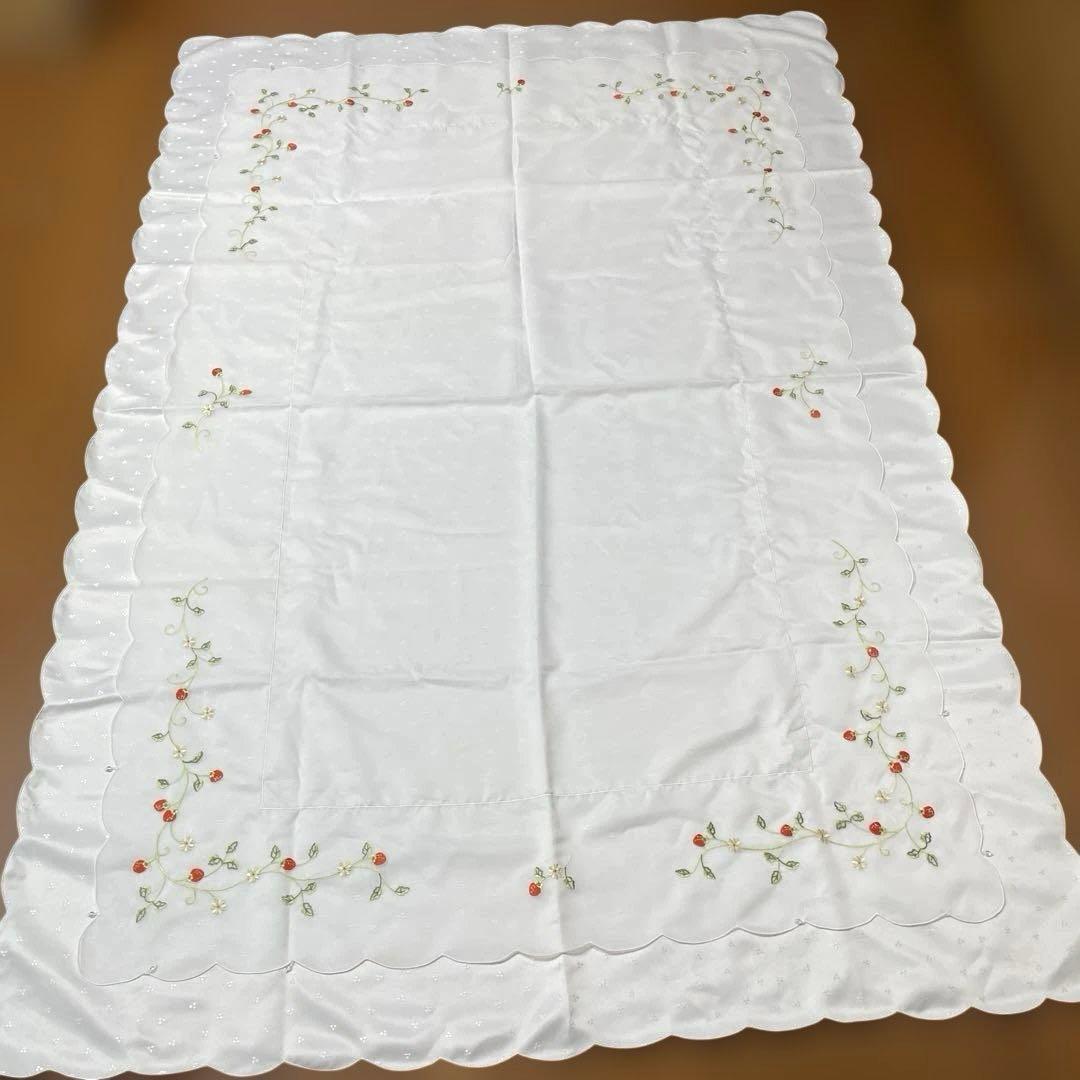 テーブルクロス　イチゴの刺繍　大判　花柄　レース