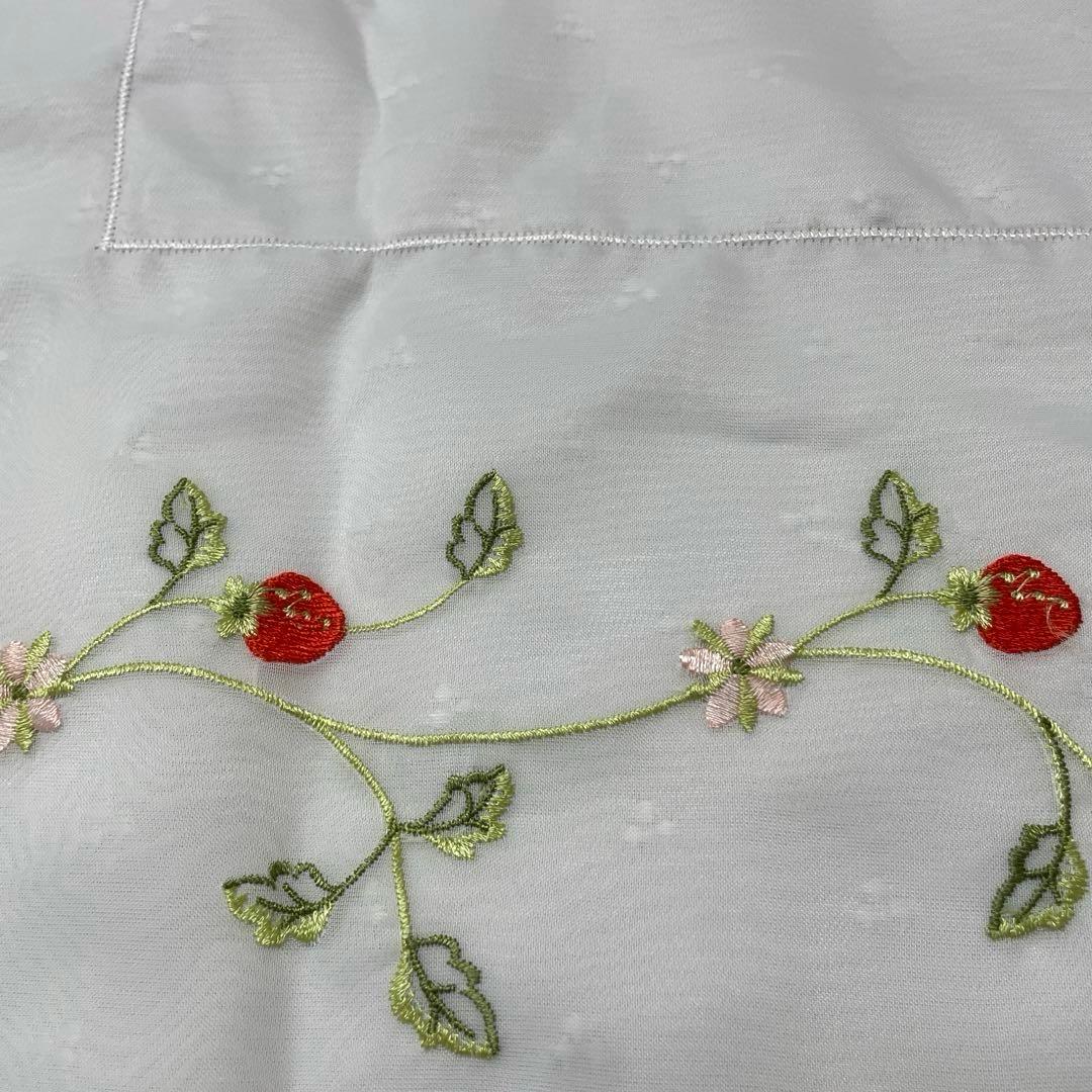 テーブルクロス　イチゴの刺繍　大判　花柄　レース