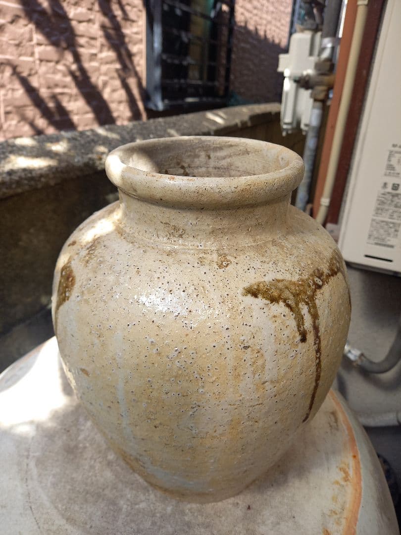 高さは、約３０cm口18cm壺です。