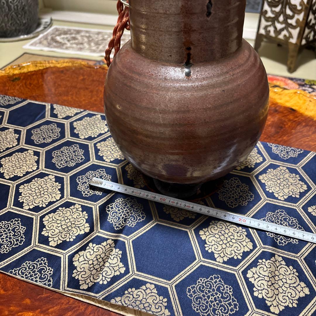 陶器製の茶色の照明器具