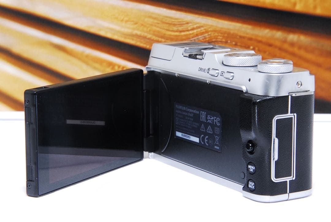 FUJIFILM X-A7 ボディ 3.5インチ 大型モニター Wi-Fi