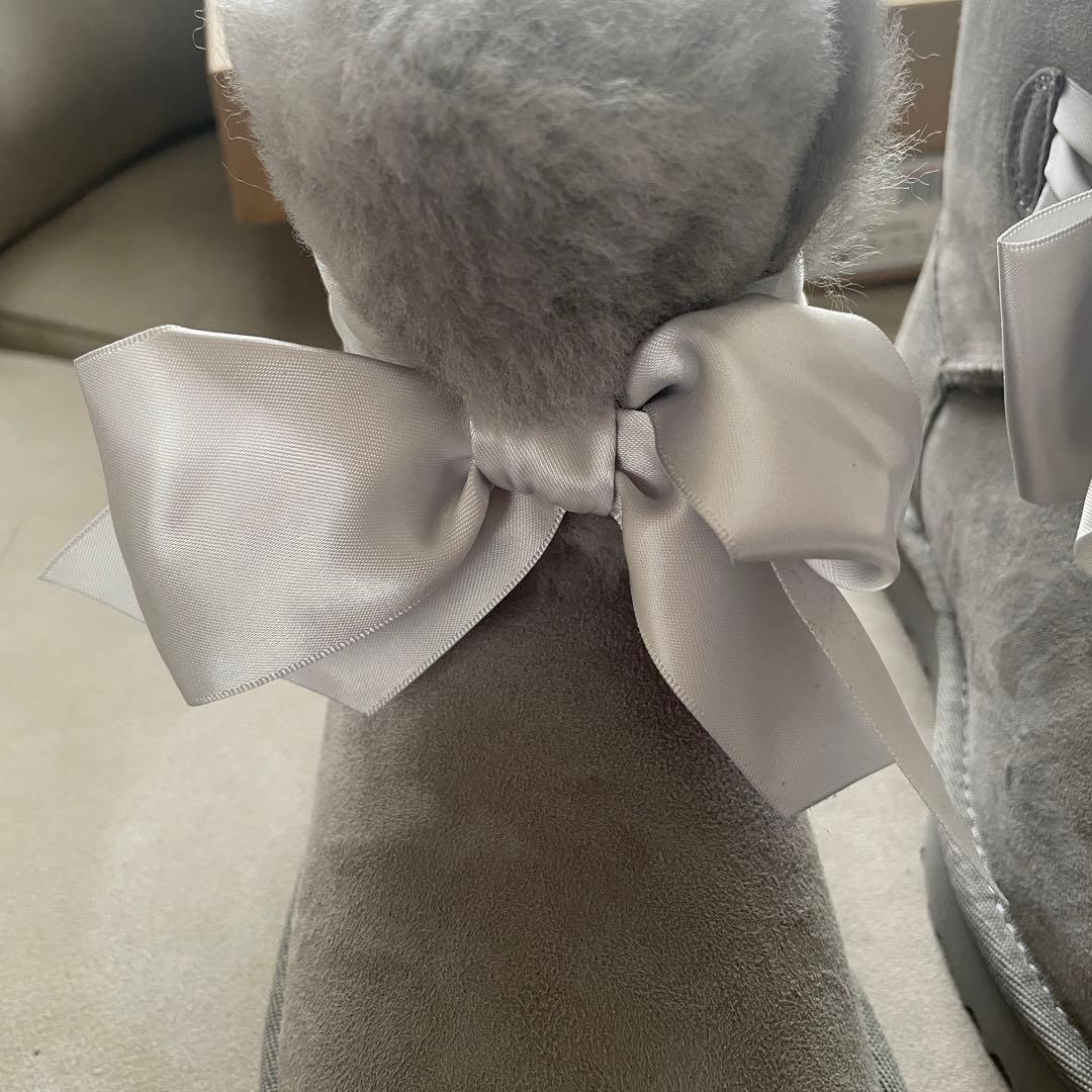 新品未使用 UGG ムートンブーツ リボン グレー　ふわふわ