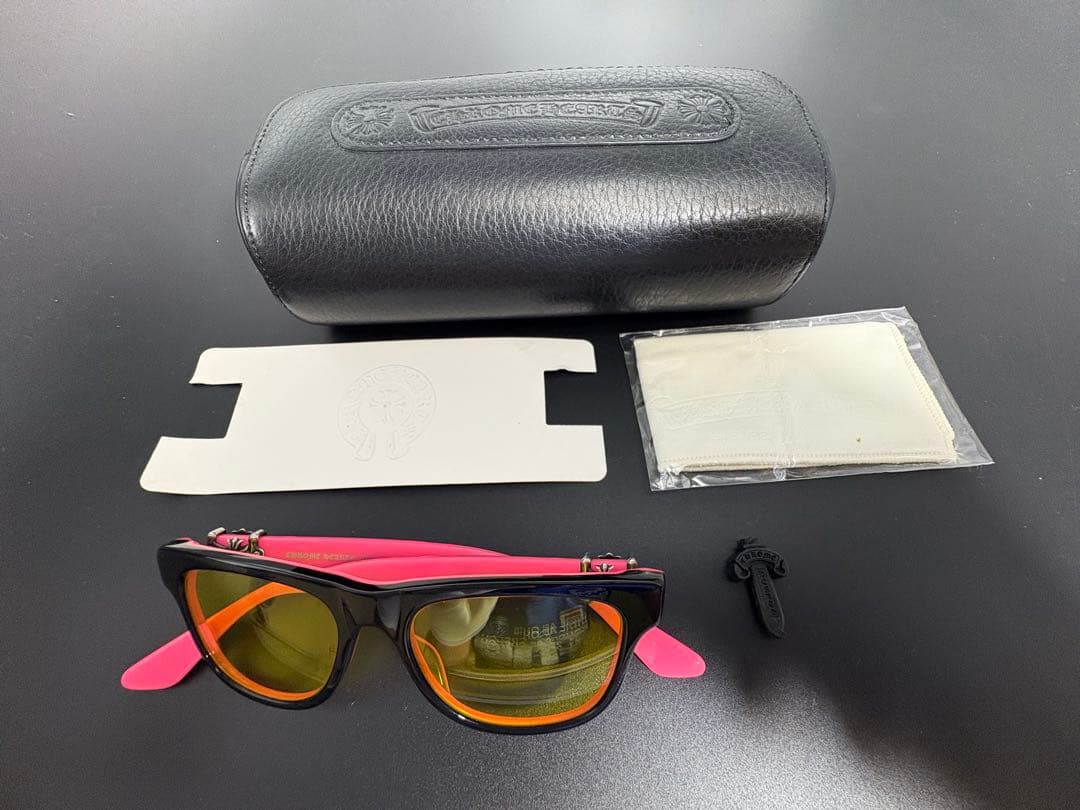 CHROME HEARTSアイウェア　劇渋　ブラック×ピンクのサングラス