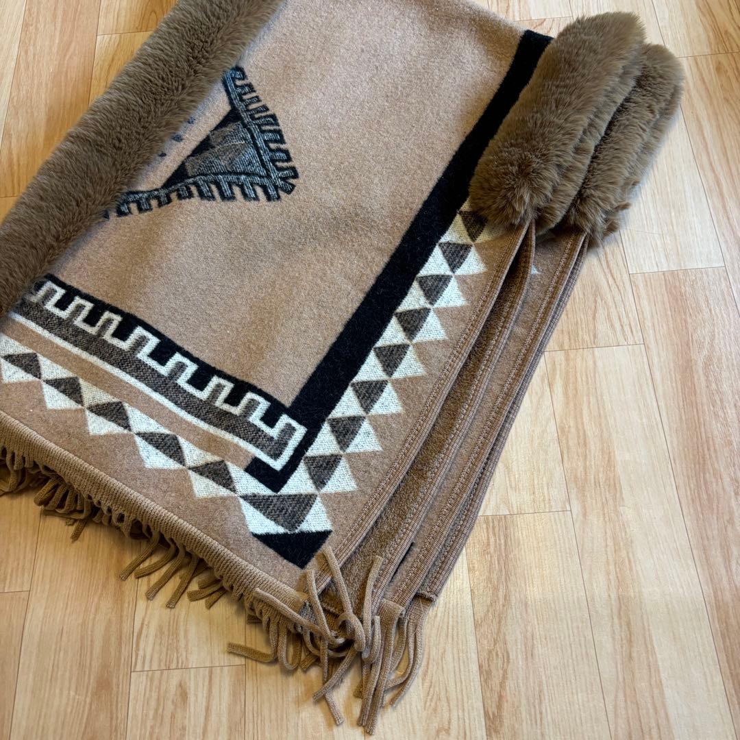 美品【極々暖かいファー付きフーディケープコート】毛布のように暖かいポンチョ