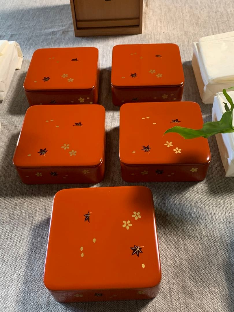 ￼輪島塗 小重（小ぶり重箱）五客　春秋蒔絵　桜　紅葉　ちらし　木箱入未使用保管品