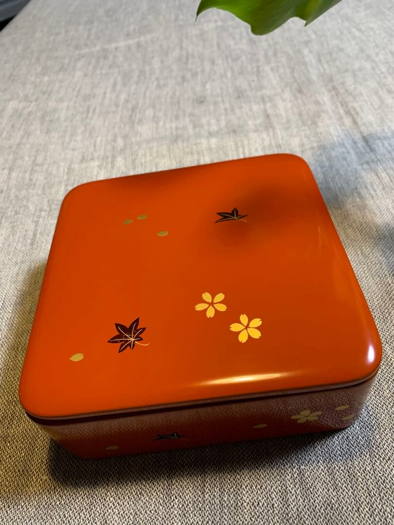 ￼輪島塗 小重（小ぶり重箱）五客　春秋蒔絵　桜　紅葉　ちらし　木箱入未使用保管品