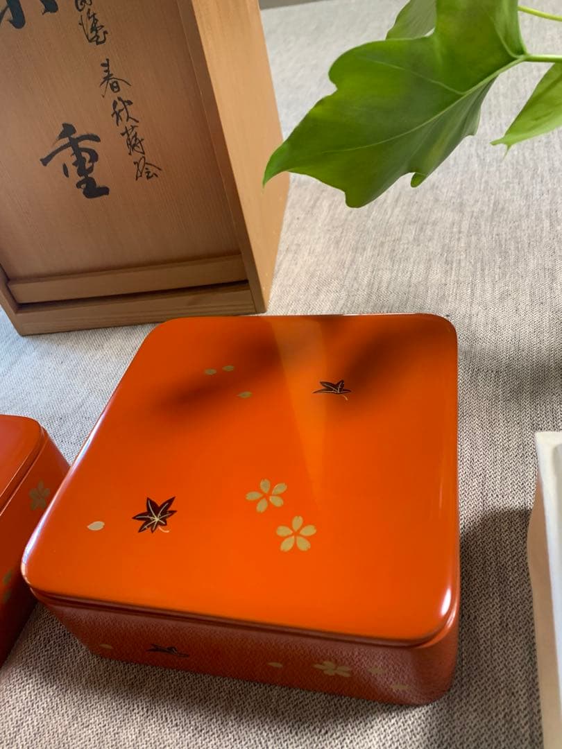 ￼輪島塗 小重（小ぶり重箱）五客　春秋蒔絵　桜　紅葉　ちらし　木箱入未使用保管品