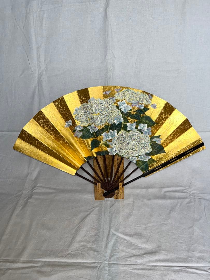 金もみ松に紅葉の柄　金もみ額紫陽花の柄仕舞扇