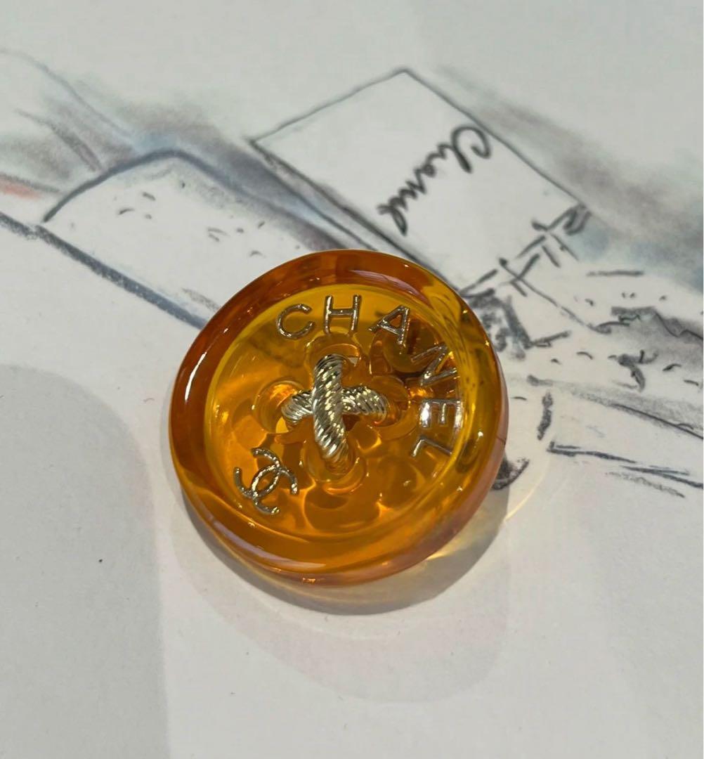 【1万円引き】CHANEL ボタン風ブローチ 新品 オレンジ 未使用 箱付き