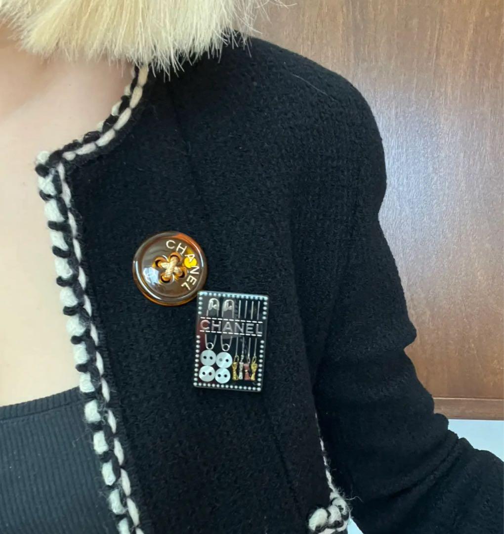 【1万円引き】CHANEL ボタン風ブローチ 新品 オレンジ 未使用 箱付き
