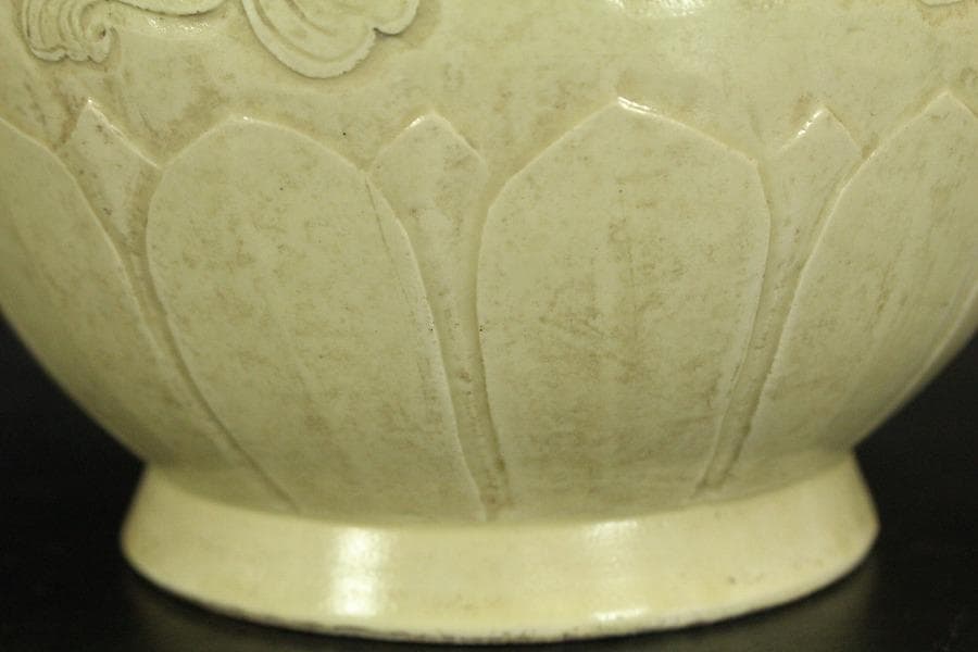 中国美術 白磁 陽刻草花紋 瓶(ZE663)