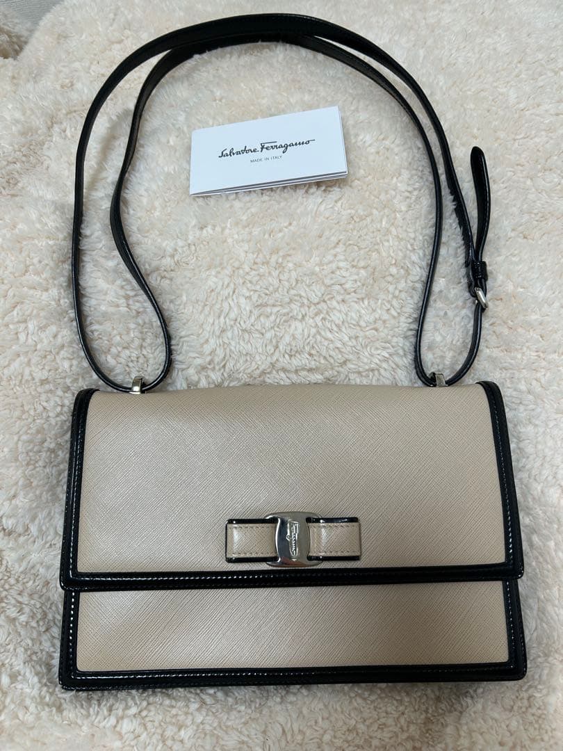 【美品】フェラガモ ヴァラリボン レザー×パテント ショルダーバッグ　レア