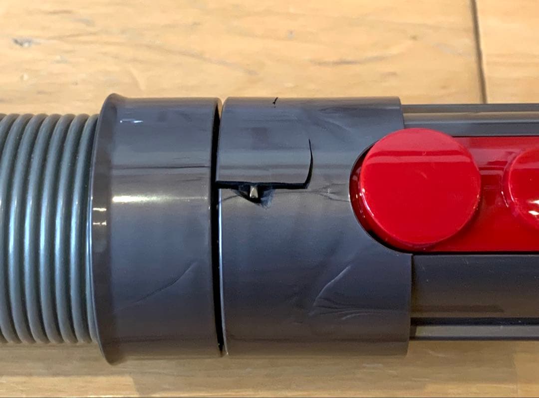 Dyson Cyclone V10 Fluffy+、アタッチメント5個、ラック付