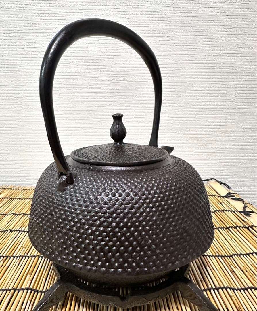 未使用、付属品付　岩手県奥州 佐秋鋳造所佐藤守巨造 真作保証　南部鉄瓶 南部鉄器