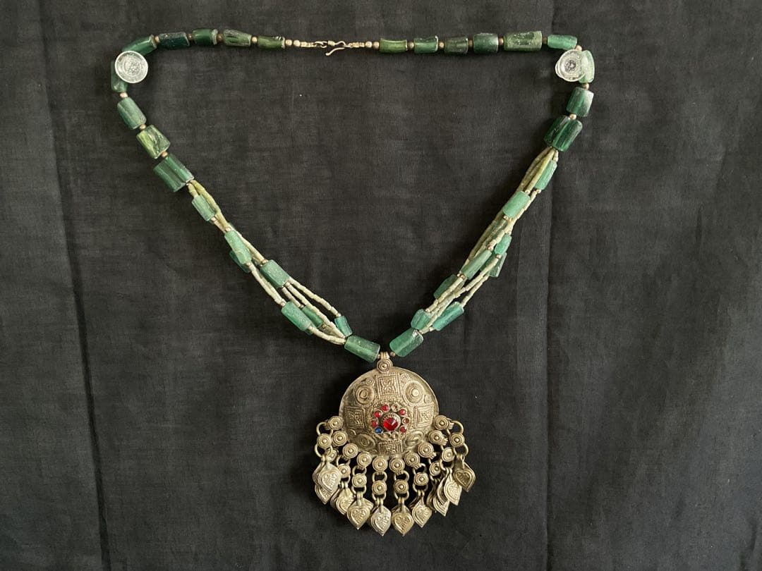 古いアフガニスタン伝統工芸「ローマンガラスと民族ジュエリーのペンダント」
