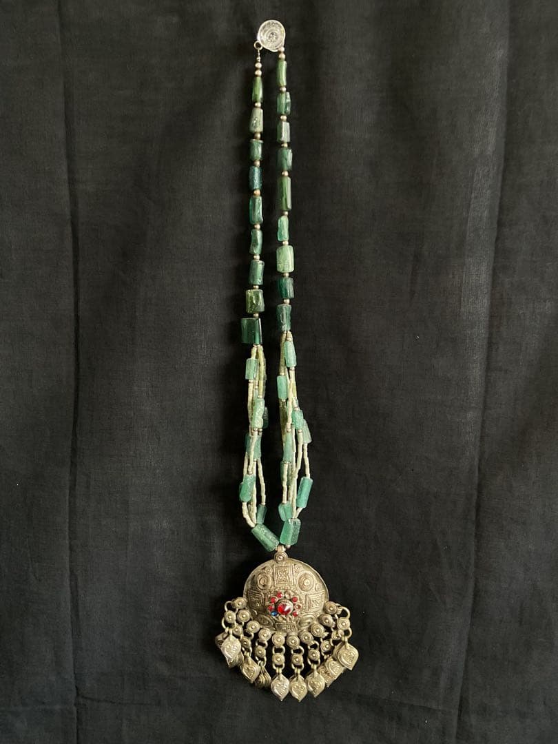 古いアフガニスタン伝統工芸「ローマンガラスと民族ジュエリーのペンダント」