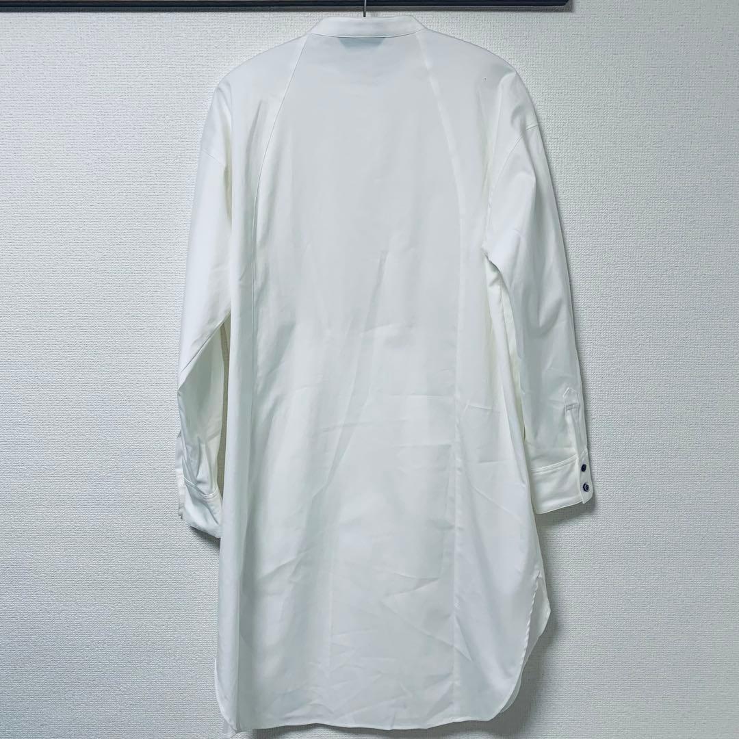 美品　OUR シワになりにくい胸元切り替えロングシャツ　ホワイト