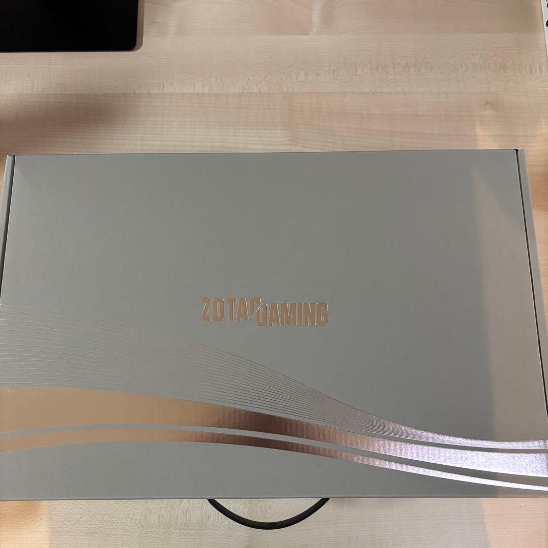 ZOTAC RTX 4090 AMP EXTREME AIROサポートステイ付き