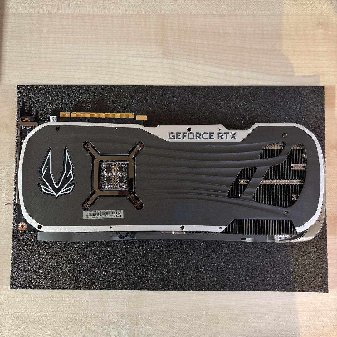 ZOTAC RTX 4090 AMP EXTREME AIROサポートステイ付き