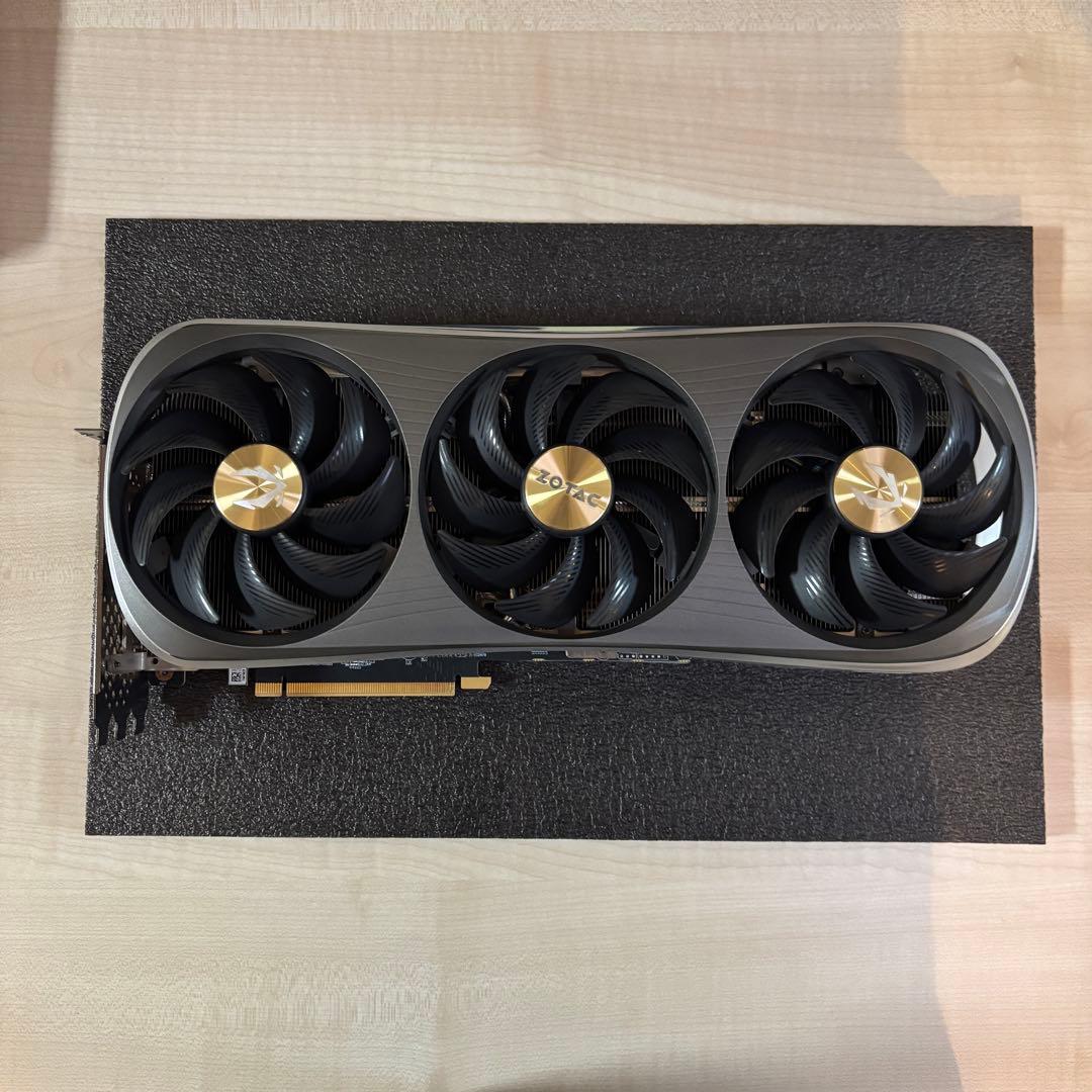 ZOTAC RTX 4090 AMP EXTREME AIROサポートステイ付き