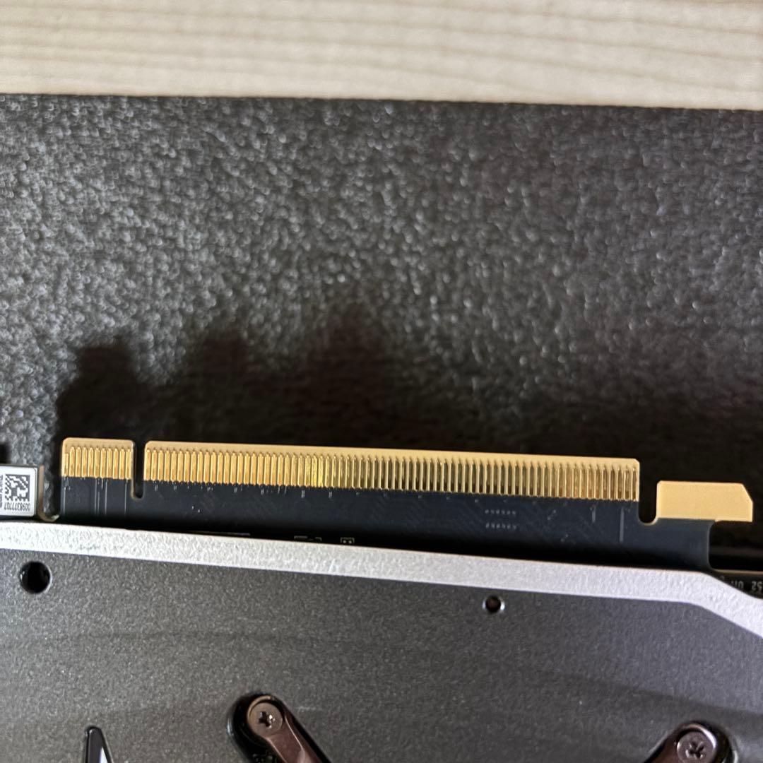 ZOTAC RTX 4090 AMP EXTREME AIROサポートステイ付き