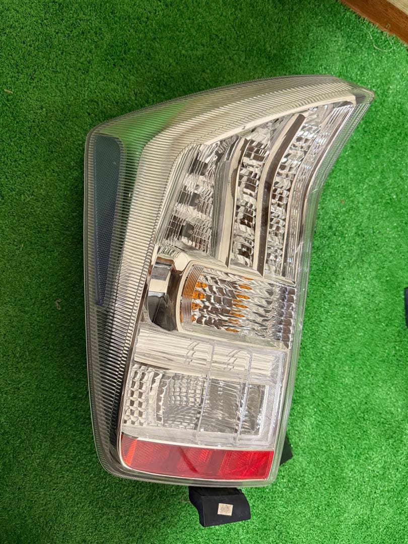 トヨタ　プリウス 30 純正テールランプ左右セット　送料込み　中古品