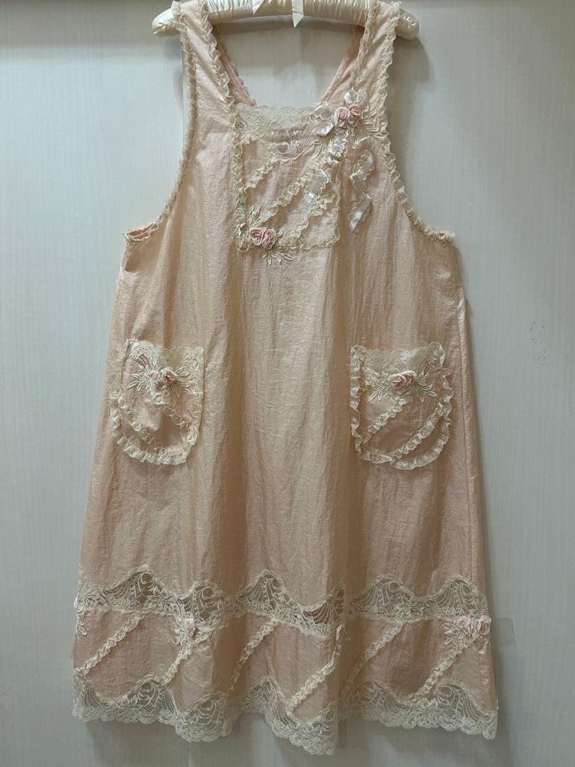 新品未使用さえら可愛いヒスクローネピンクのレース装飾エプロンゆったりサイズ